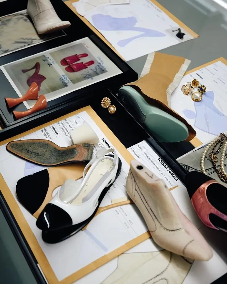 Shoe lasts, patterns and leather samples on MARITZA's design table